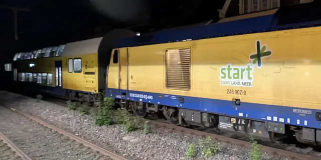 Ein DB-Regio-Zug fährt Mitte September in den Stader Bahnhof ein. An der Lok und an den Wagen prangt fast anderthalb Monate nach dem Betreiberwechsel noch immer das alte START-Logo | Foto: jd