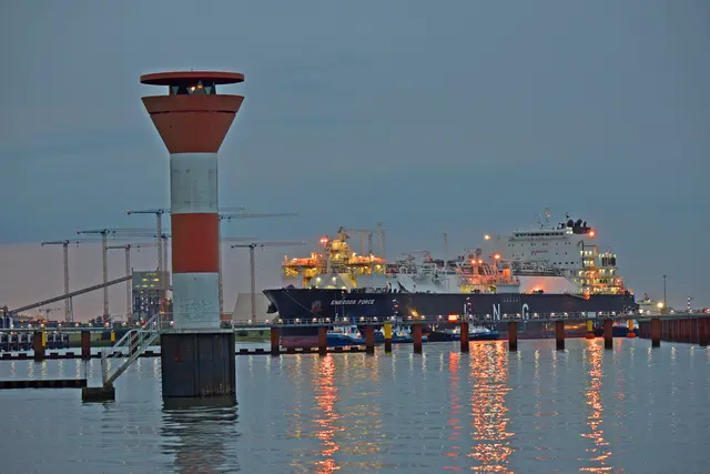 Links von der "Energos Force" sind die Kräne von der Baustelle des landseitigen LNG-Terminals zu sehen | Foto: Daniel Beneke