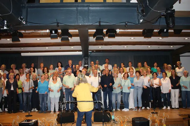 Pop Secret singt den Hit "Riptide" unter der Leitung von Angela Maack | Foto:  Yumi Feller