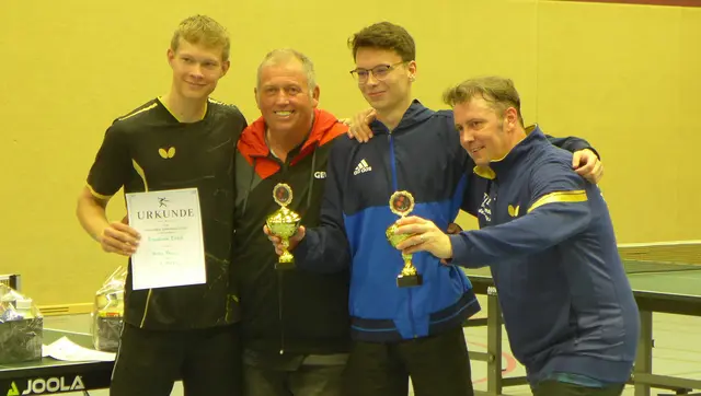 Siegerehrung der Erwachsenen im Einzel: Vitus Heins (v. li.), Peter Kliwer, Lennard Kruschewski und Frank Sternal | Foto: TUS Fleestedt/Vergin