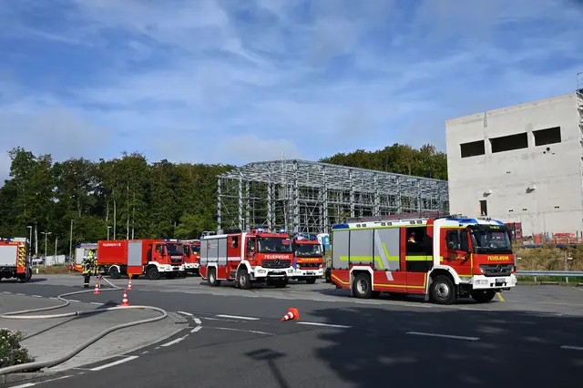 Großübung: Die Feuerwehr aus dem Landkreis Harburg rückte mit Fahrzeugen an | Foto: Feuerwehr/Wille