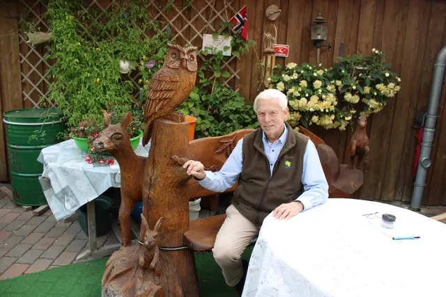 Auch zu Hause mit der "Tierwelt" eng verbunden: Norbert Leben auf einer von Kettensägenkünstler Michael Knüdel gefertigten Sitzbank | Foto: ce