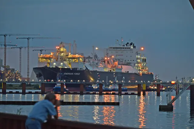 Das schwimmende LNG-Terminal legt im Hafen an | Foto: Daniel Beneke