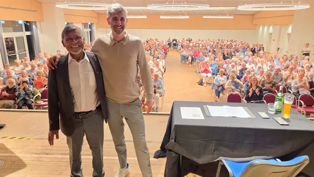 Martin Cherian (li.) lud Michel Abdollahi nach Winsen ein. Das sorgte für eine volle Stadthalle | Foto: Martin Cherian