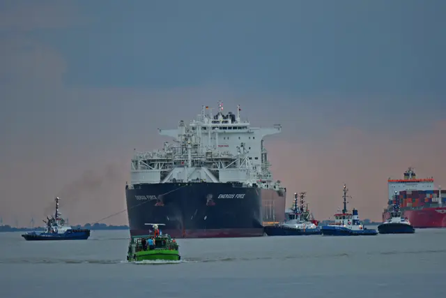 Die "Energos Force" wird von den Schleppern in Empfnag genommen | Foto: Daniel Beneke
