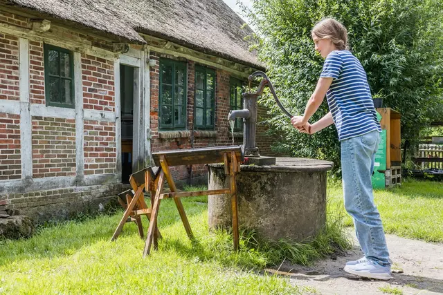 Wasserleiten mit Holaquädukten bei 'Türen auf mit der Maus' auf dem Museumsbauernhof in Wennerstorf | Foto: FLMK