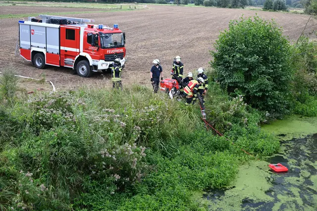 Wasser aus der Aller heranholen gehörte zur Einsatzübung | Foto: Feuerwehr/Wille