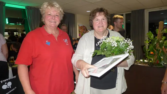 Berit Rohte (li.) zeichnet Susanne Frobel-Werner für ihr langjähriges Engagement und 25 Jahre als Abteilungsleiterin aus | Foto: TUS Fleestedt/Ulrich Vergin