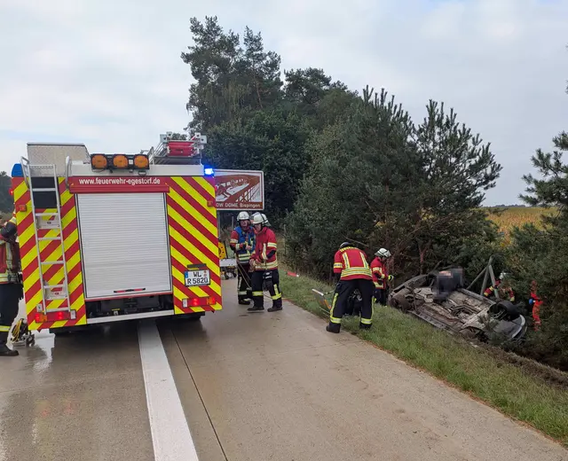 Unfallfahrzeug bleib auf dem Dach im Seitenraum der BAB 7 liegen | Foto: Freiwillige Feuerwehr SG Hanstedt