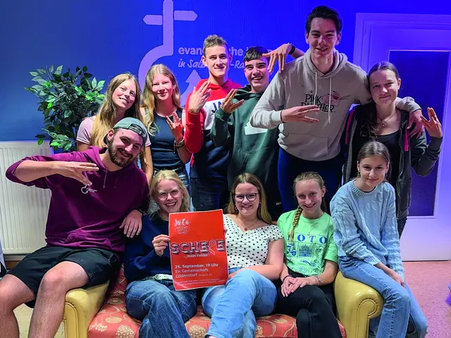 Ein Teil des Jugendgottesdienst-Teams mit der Einladung zur Veranstaltung | Foto: Kirchengemeinde Salzhausen-Raven