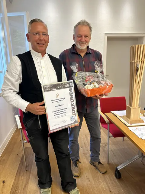 Berufsschullehrer Jürgen Matthes (rechts) wurde von Obermeister Sven Balck verabschiedet | Foto: Kreishandwerkerschaft