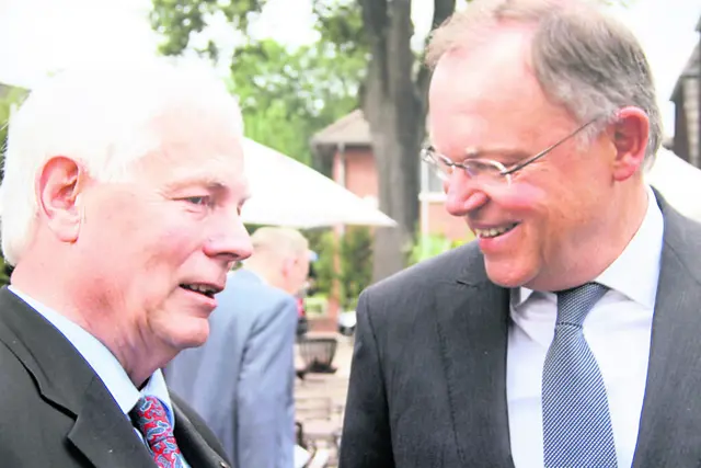 2016 erhielt Norbert Leben (li.) vom damaligen Ministerpräsidenten Stephan Weil das Niedersächsische Verdienstkreuz | Foto: Leben
