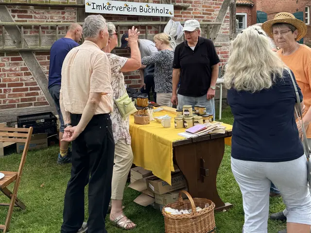 Die Mitglieder des Imkervereins Buchholz stellen ihre Honigsorten vor | Foto: Imkerverein Buchholz