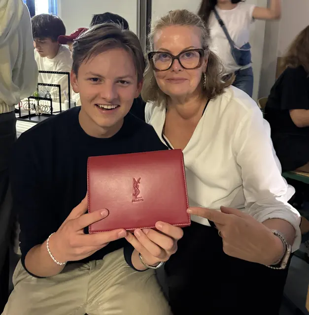 Phillip (Jg. 12) freut sich gemeinsam Tanja Haas (Lehrerin und  Organisatorin der Festwoche) über seinen Tombola-Gewinn. 