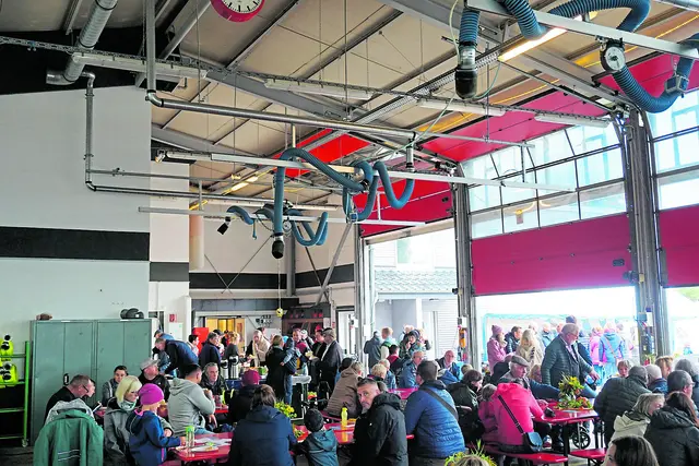 In der Fahrzeughalle gibt es wieder das große Kuchenbüfett des Heimatvereins | Foto: Heimatverein 