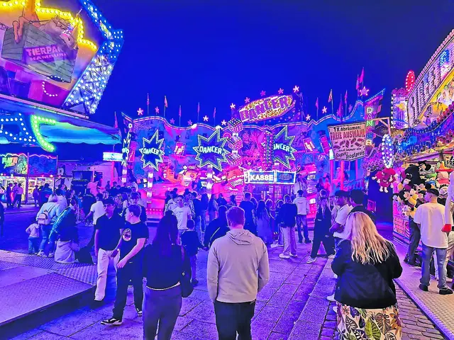 Der Herbstjahrmarkt in Stade lockt mit Riesenrad und Autoscooter | Foto: Stade Marketing und Tourismus