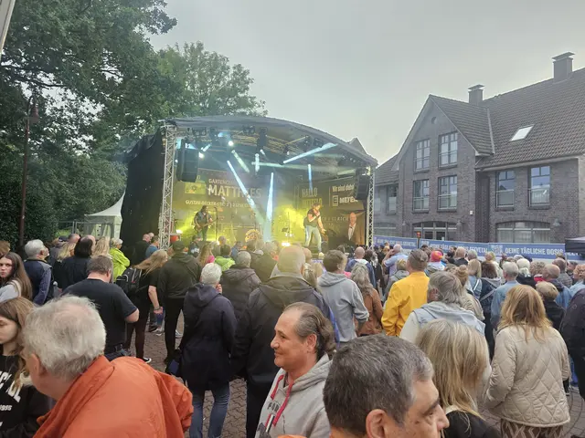 Die Musik lockte nicht nur viele Hittfelder in die Straßen des Ortskerns | Foto: mh
