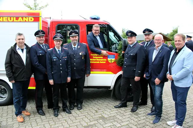 Freuen sich über das neue Fahrzeug (v. li.)
Fachbereichsleiter der Samtgemeinde Thorsten Liebeck
stellvertretender Abschnittsleiter Nord Danny Waltersdorf
stellvertretender Gemeindebrandmeister Thorsten Raap
stellvertretender Gemeindebrandmeister Rolf Jarck
Samtgemeindebürgermeister Holger Falckestellvertretender Ortsbrandmeister Michael WickOrtsbrandmeister Kristoph DieckmannVorsitzender des Feuerschutzausschusses Frank Wassermann
Bürgermeister der Gemeinde Engelschoff Sven Frisch | Foto: FFW / Stefan Braun