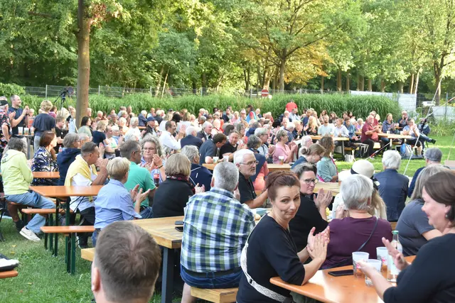Knapp 300 begeisterte Besucher lauschten dem abwechslungsreichen Melodienreigen | Foto: ce
