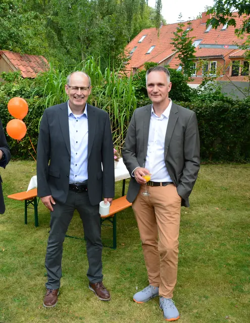 Unter den Jubiläumsgästen: Salzhausens Verwaltungschef Jens Köster (re.) und Kämmerer Ulrich Emcke | Foto: Stiftung Opferhilfe Niedersachsen