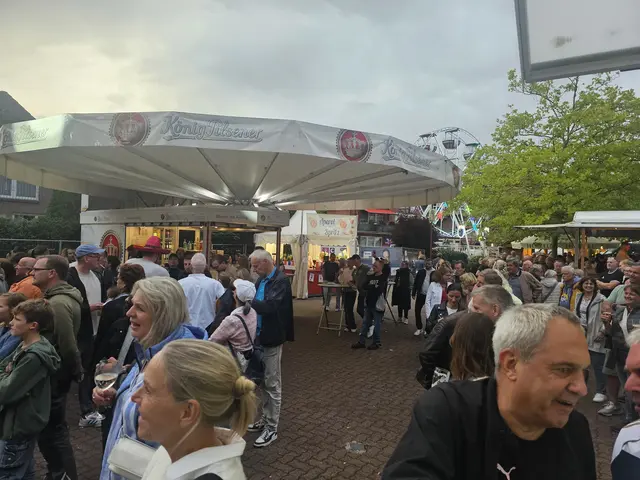 An den Gastroständen trafen sich Nachbarn, Freunde und Bekannte zum Schnack | Foto: mh