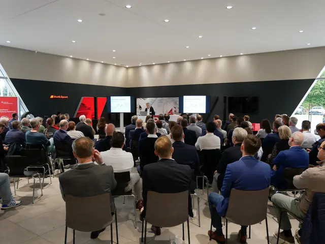 Die Gäste hörten den Aussagen von xy interessiert zu | Foto: Sparkasse Harburg-Buxtehude