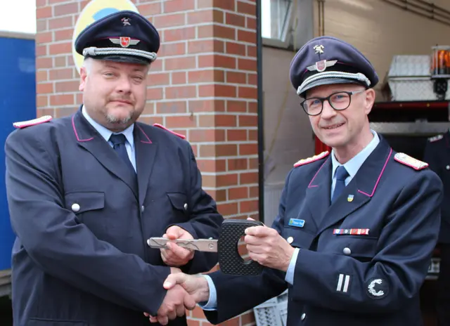 Ortsbrandmeister Kristoph Dieckmann (li.) erhält den
symbolischen Schlüssel vom stellv. Gemeindebrandmeister Thorsten Raap | Foto: FFW / Stefan Braun