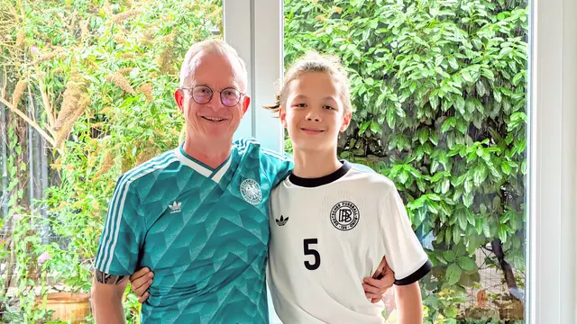 Von links: Michael und Rafael Hamann aus Luhdorf erreichen mit Rafaels Fußball-Podcast immer mehr Menschen | Foto: Jan Filter