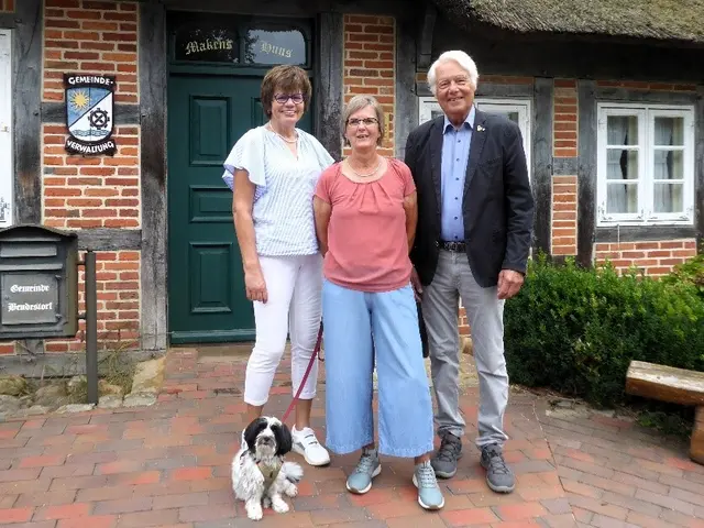 Bürgermeister Bernd Beiersdorf dankt den Vorstandskolleginnen Birgit Detgen (li.) und Petra Eckelmann für die großzügige Spende | Foto: Gemeinde Bendestorf