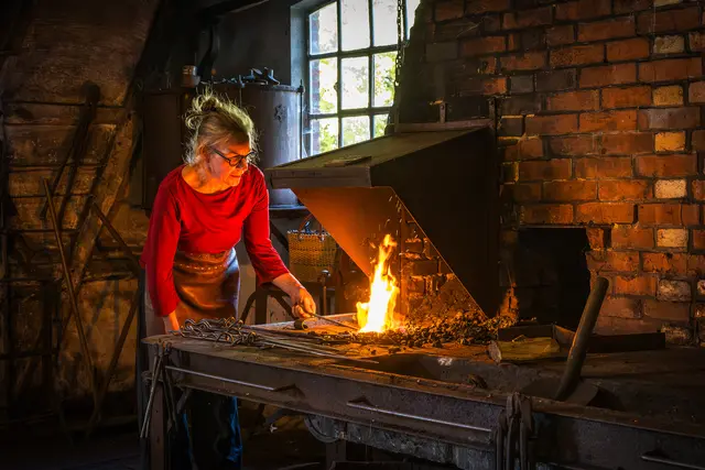 Petra Schmalz in der Schmiede im Freilichtmuseum am Kiekeberg | Foto: Freilichtmuseum am Kiekeberg