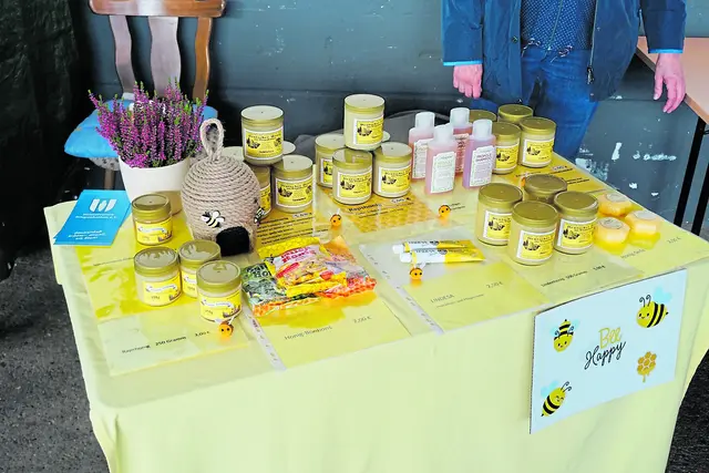 Angeboten werden auch regionale Produkte wie Wiepenkathener Honig | Foto: Heimatverein