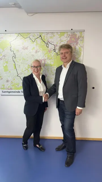 Nach der Wahl zum Amt des Samtgemeinde-Bürgermeisters gratulierte Noch-Amtsinhaber Dr. Peter Dörsam seiner Nachfolgerin Nadja Weippert. | Foto: Till von Rennenkampff