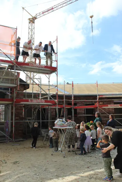Ohne Belohnung gaben die Kinder die Richtfestkrone nicht her | Foto: sb