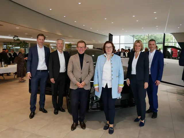 Das Organisationsteam (v.li.): Frederik Schröder (Sparkasse Harburg-Buxtehude), Dr. Moritz Kraemer (LBBW), Oliver Bohn (Autohaus Kuhne + Witte), Kerstin Witte (Autohaus Kuhne + Witte), Kristina Reymann (Sparkasse Harburg-Buxtehude) und Thomas Mattis (S-International Niedersachsen Bremen). | Foto: Sparkasse Harburg-Buxtehude