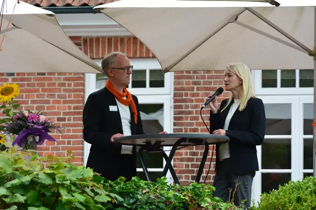 Im Gespräch: Jörg Sprenger, Geschäftsführer der Opferhilfe-Stiftung, und deren Vorstandsvorsitzende, Justizministerin Dr. Kathrin Wahlmann  | Foto: Stiftung Opferhilfe Niedersachsen