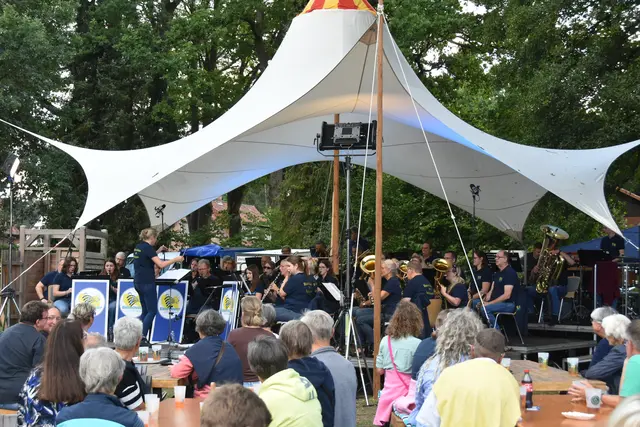 Das Blasorchester MTV Salzhausen gab erstmals ein Konzert im Waldbad | Foto: ce