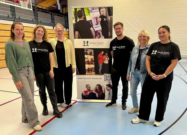 Sie ermöglichen die Projekttage rund um das Thema Gewalt in der Fredenbecker Geestlandschule: Schulsozialarbeiterin Henrike Burfeindt (v. li.), Theaterpädagogin Naemi Thoma, Tina Götting von der Frauenberatungsstelle, Theaterpädagoge Peter Volksdorf, Beratungslehrerin Annette Feldkötter und Theaterpädagogin Bernadette Schlottbohm | Foto: Landkreis Stade / Nina Dede