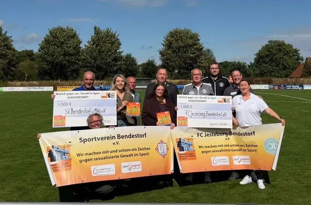 Frank Dohnke (v. li. - SV Bendestorf), Kenneth Dittmann-Haselhorst (Tandem KSB), Kristina Klaaßen, Matthäus Joskowski, Reiner Sonntag, Luisa Staack (Vertrauensperson), Heiko Luger, Claas Brau (beide FC Jesteburg-Bendestorf), Sebastian Lühr (Tandem KSB) und Nadine Becher (Tandem KSB)  | Foto: KSB Harburg Land