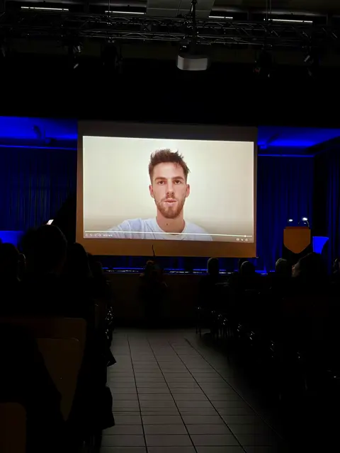 In einem Film mit Videobeiträgen von vielen Ehemaligen war Anton Stach, Fußball-Nationalspieler von Leeds United, tief betroffen über den Tod seines ehemaligen Klassenlehrers Armin May.
