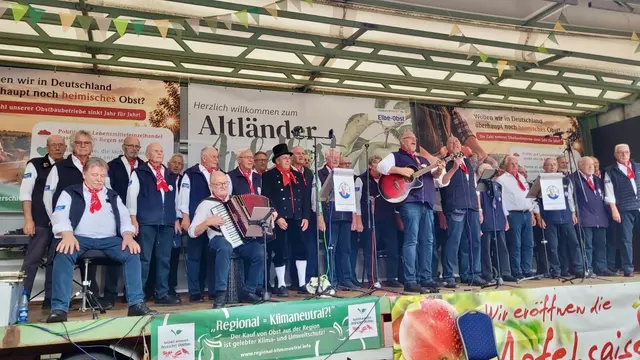 In traditioneller Tracht schmettert Lühe-Rathauschef Timo Gerke inmitten des Altländer Shanty-Chores die "Alte Hymne" | Foto: tg