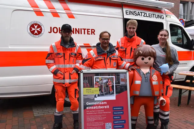 Mirco Schmidt (v. li.), Jan Schwensow-Könecke, Georg Boltze und Jette Grabowski informierten beim Meckelfelder Dorffest. | Foto: Johanniter/Sonja Schleutker-Franke