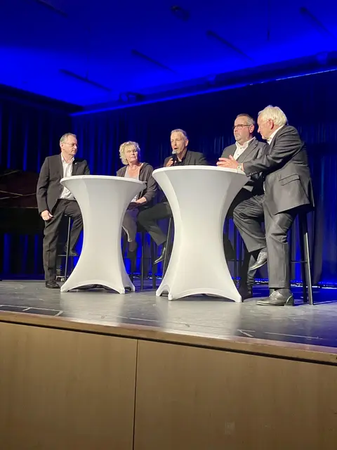 Gemeinsamer Rückblick auf eine große Persönlichkeit, v.l.: Wochenblatt-Chef und Lions-Präsident Stephan Schrader, Bettina Koch-Fahs (früher im Schulelternrat), GAK-Lehrer und Moderator Christoph Reise, Landtagsabgeordneter Jan Bauer und sein Vorgänger Heiner Schönecke.