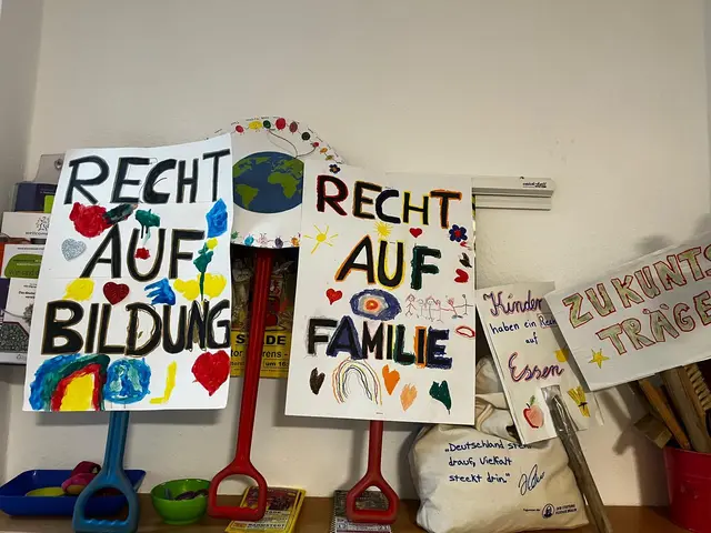 Kinder der Kita Arche werben mit Plakaten und Liedern für den Weltkindertag | Foto: Kita Arche