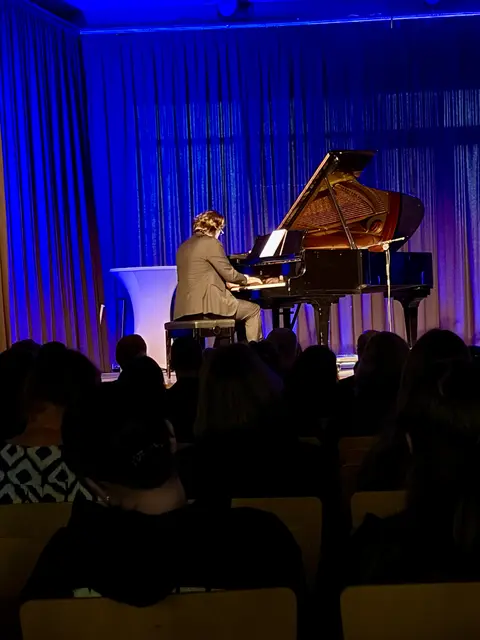Andreas Tietz ("terra"), selbst ehemaliger Schüler des GAK, spielte als Stiftungsratsvorsitzender der Zukunftswerkstatt am Klavier "That´s what friends are for" von Dionne Warwick.