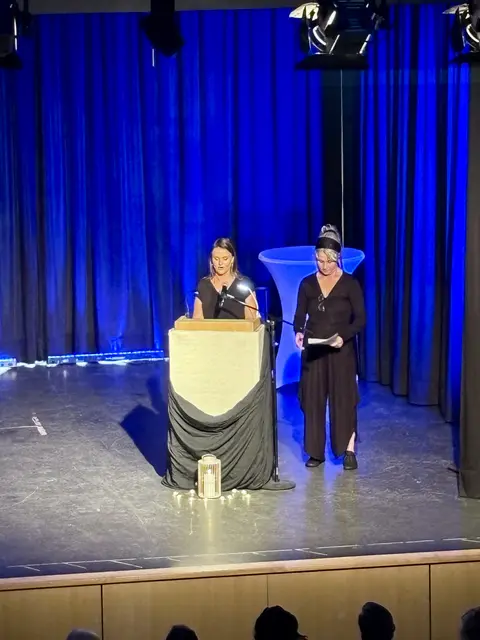Katja Flintsch (rechts) und Miriam Reise aus dem GAK-Kollegium rührten mit ihrer Trauerrede viele Gäste zu Tränen.