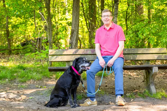 Mit seiner 14 Jahre alten Hündin Emma kommt Dirk Hirsch gern zur Ruhe | Foto: Adrian Fohl