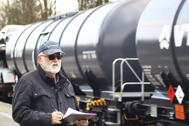 Rolf Niefind zählt seit vielen Jahren die Anzahl von Personen- und Güterzügen auf unterschiedlichen Bahnstrecken | Foto: Mingaleva