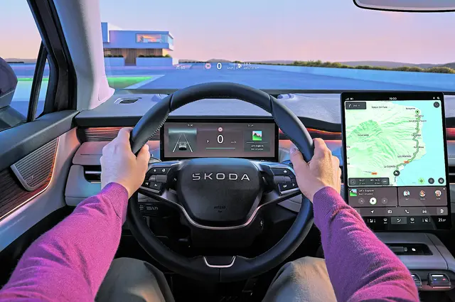Das Cockpit mit den Anzeigen und dem zentralen Monitor ist sehr übersichtlich | Foto: Skoda