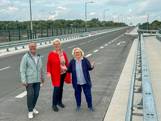 Freuten sich schon mal über eine Vorab-Freigabe für den Bahn-Werksverkehr auf der Südrampe: Andreas Hein (v. li., Projektleiter), Emily Weede und Angelika Tumuschat-Bruhn  | Foto: Gemeinde Seevetal