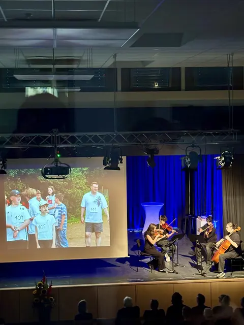 Das Streichquartett aus dem Musik-Fachbereich des GAK spielte zwei Stücke, beim letzten liefen Fotos von Armin May aus seiner Zeit als Schulleiter dazu.